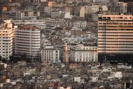 Image du Maroc Professionnelle de  Sur cette image réalisée le 12 Janvier 2009, on découvre au premier plan l’ancienne médina dont l’extension à l’Est de Casablanca a été bloqué par des constructions de plusieurs étages et ce depuis 1930, la nouvelle Horloge près de la place des nations Unies et à sa droite le premier bâtiment aux nombreux étages de l'hôtel Excelsior construit à partir de 1914. (Photo / Abdeljalil Bounhar) 